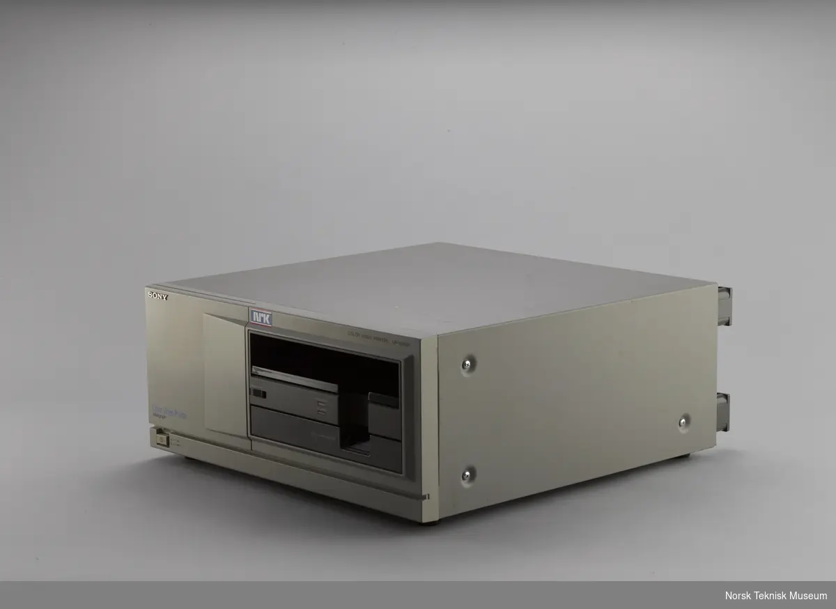 Sony bildeprinter med fotopapir for analoge videosignaler. Input med coax-kabel, printer med fire farger på "blekkbånd" som smeltes lagvis ned på fotopapir.