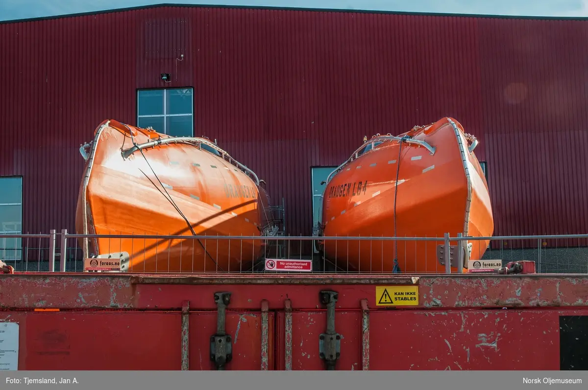 Nye livbåter fra Scat Harding merket med henholdsvis Draugen LB1 og LB4 ligger lagret på Vestbase i Kristiansund.