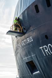 Forsyningsfartøyet Troms Arcturus legger til kai ved Vestbas