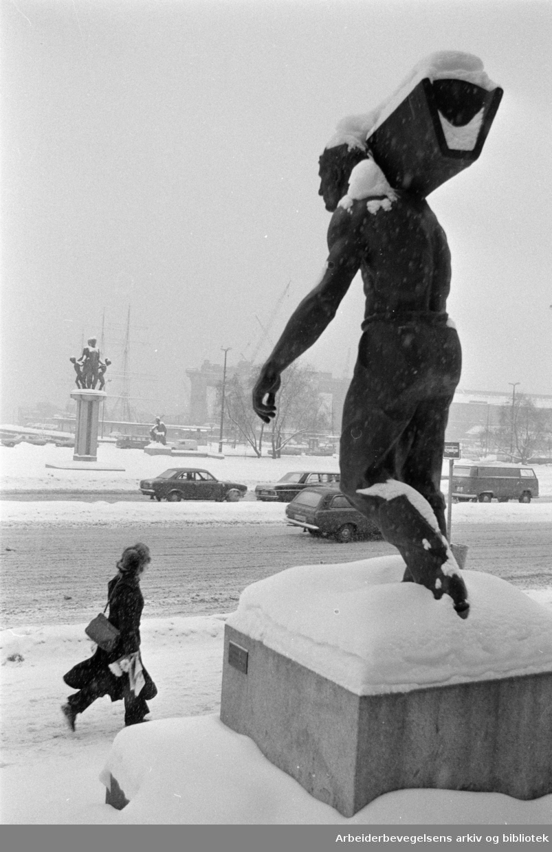 Rådhusplassen. Skulpturen, Arbeidsmannen er laget av Billedhugger Per Storm. Desember 1973