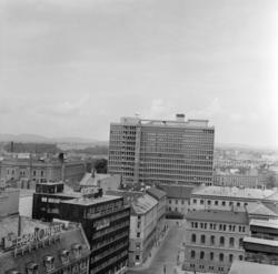 Regjeringsbygningen under bygging. Januar 1958