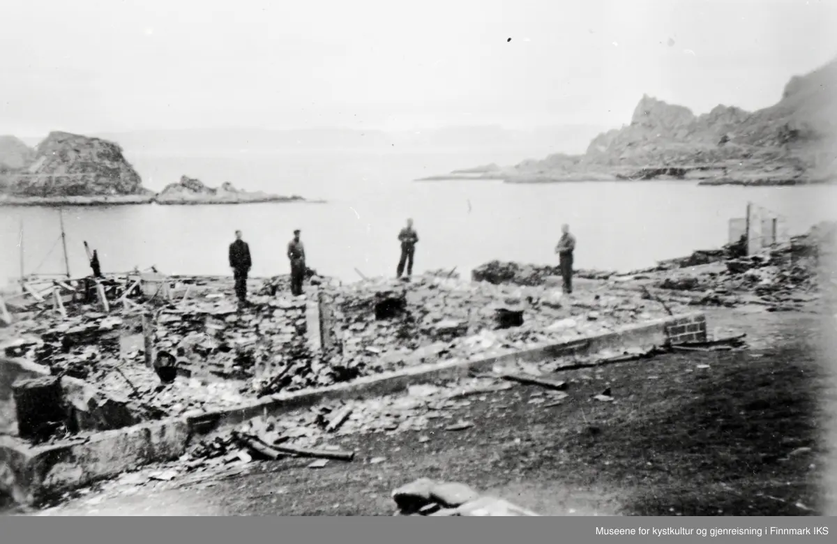 Kjelvik. Ruiner etter krigsødeleggelsen. Juni 1945.