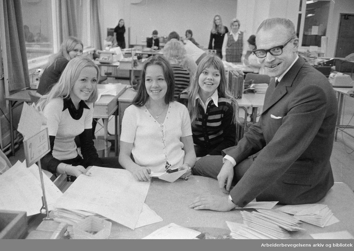 Postgirokontoret. Fra v.: Ragnhild Lysgård, Grete Olstad, Anne Grethe Viker og kontorsjef R. Ullvang. November 1971