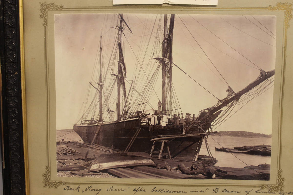 Bark "Kong Sverre" etter kollisjonen med S/S Ocean of London 02.05.1899. Ligger til reparasjon på Larsens Verft.