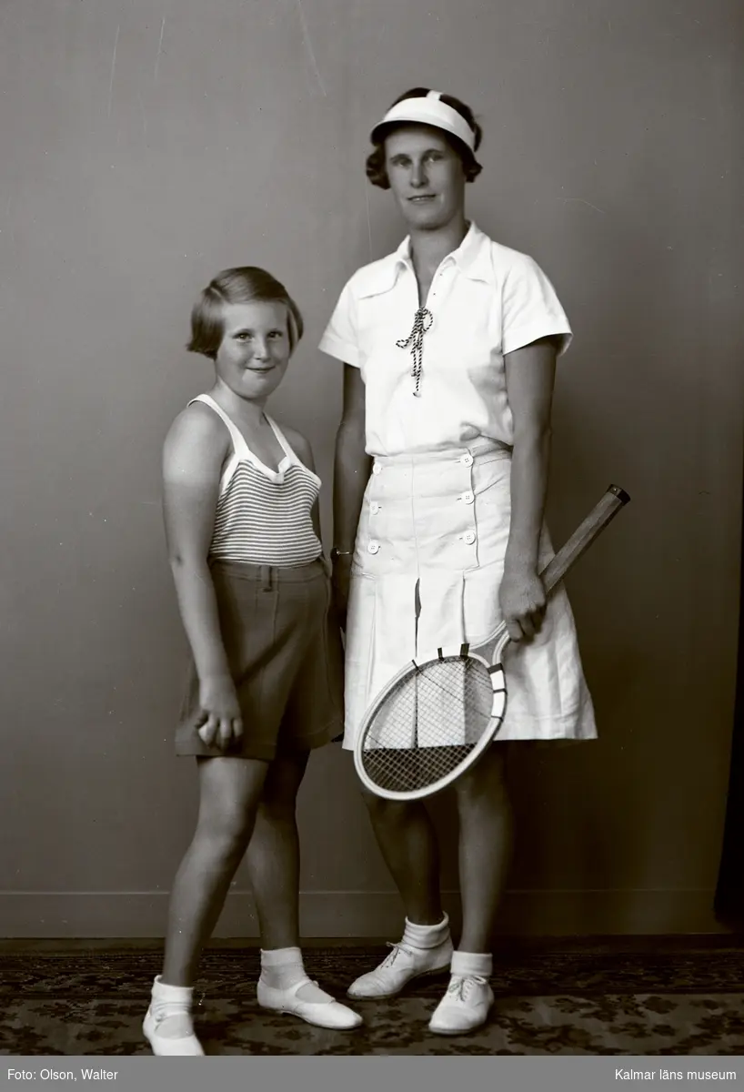 Troligen mor och dotter. På två av bilderna är de klädda för tennisspel.