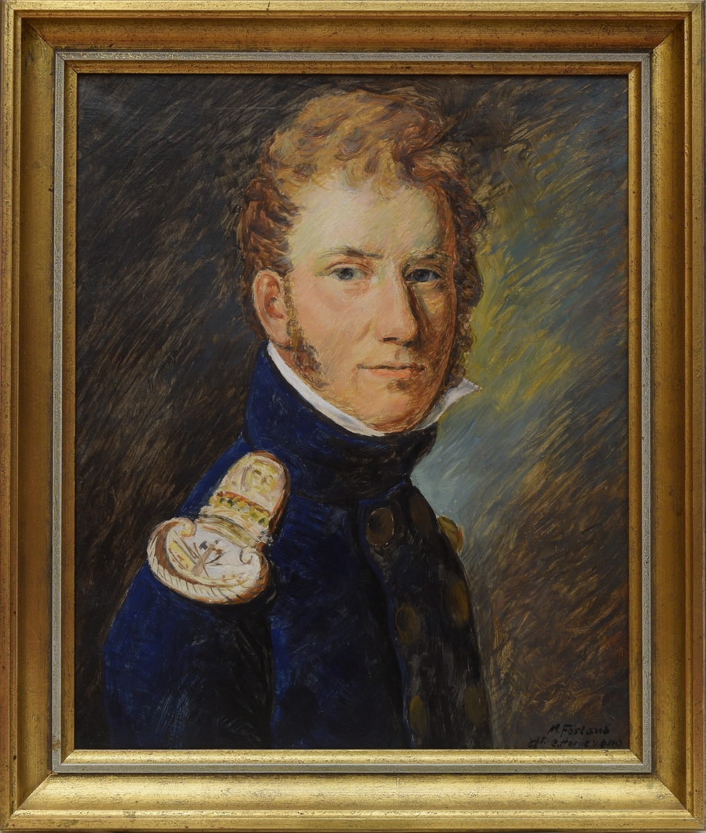 Portrett av major Julius Fredrik Arenfeldt (1794-1825). Majoren er portrettert fra siden, i halvprofil med høyre skulder vendt ut. Ansiktet og blikket vender ut mot betrakteren. Majoren er kledd i blå unifromsjakke med gullfarget skulderpryd (epålett) og runde knapper foran. Jakken har høy krage/hals, og en hvit skjorte stikker ut av jakken over kragen, like under masjorens ansikt. Bakgrunnen er mørk brun, på høyre side er ansiktet omgitt av gule og blå fargetoner.