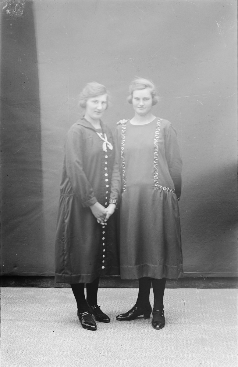 Ateljéporträtt - två unga kvinnor, Alunda, Uppland