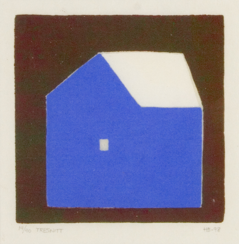 Et blått hus med hvitt tak og et hvitt, lite vindu. Svart bakgrunn.