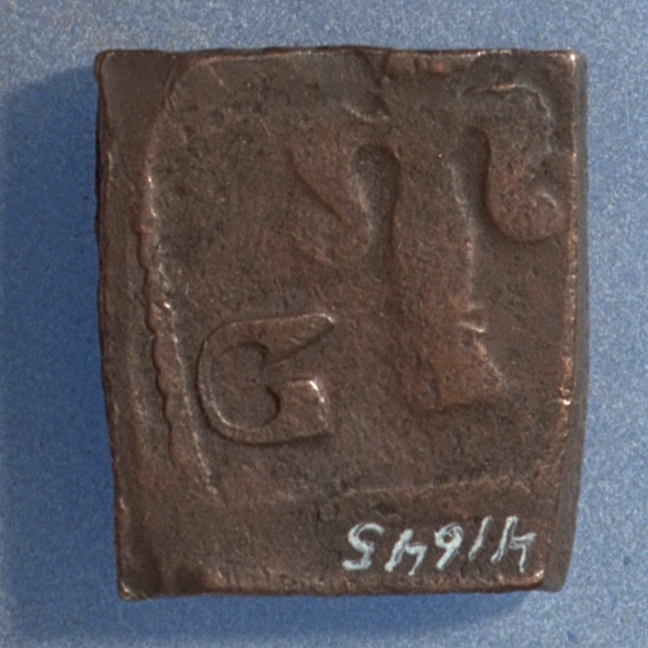 Â½- öre
Fyrkantigt mynt.
Åtsidan: mitt på myntet en vasakärve, svagt synlig.
Till vänster om kärvens bas versalen G.
Ocentrerad prägling. Ram delvis synlig.
Frånsidan: två korsade pilar under en krona, svagt synliga.
Till vänster om pilarna valören Â½, till höger versalerna ÖR, svagt synliga.
Det tvåsiffriga präglingsåret - längst ner på myntet - är 26 (1626).
Ocentrerad prägling.
Nuvarande skick: bägge sidor slitna.
Vikt: 13,7 gram.

Text in English: Square-shaped coin. Denomination: Â½ - öre.
The obverse side has a Vasa sheaf in the centre, faintly visible. The initial G appear in capital letter and is placed to the left of the sheaf.
The coin stamp is off-centre. The frame is only partly visible.
The reverse side has two crossed arrows beneath a crown, faintly legible. To the left of the arrows is the fraction Â½, to the right the initials ÖR, faintly legible.
The two digit year of coinage, 26 (1626), is placed beneath the arrows.
The coin stamp is off-centre.

Present condition: both sides are worn.
Weight: 13,7 gram.