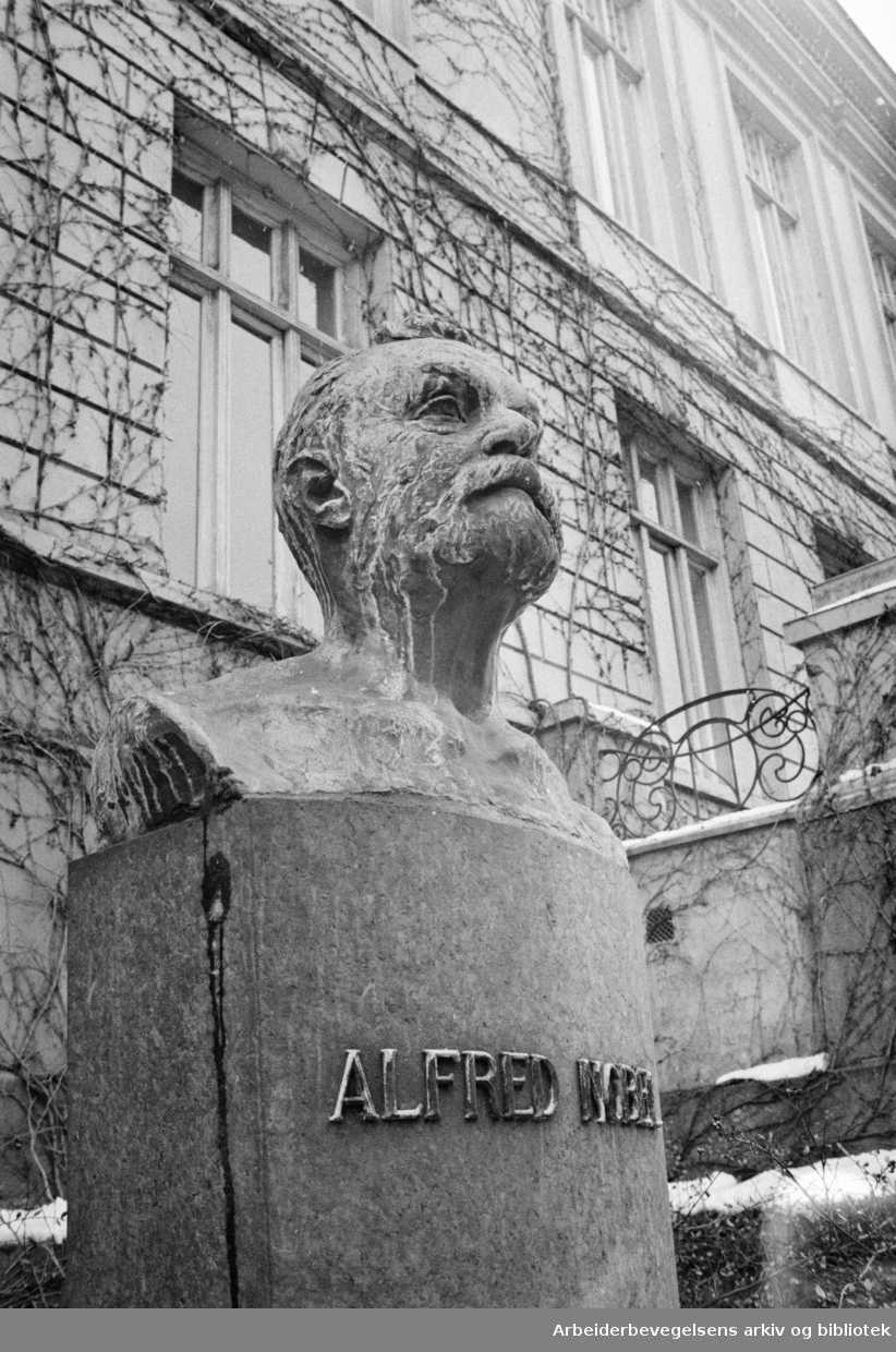 Nobelinstituttet: Statuen av Alfred Nobel. Desember 1977