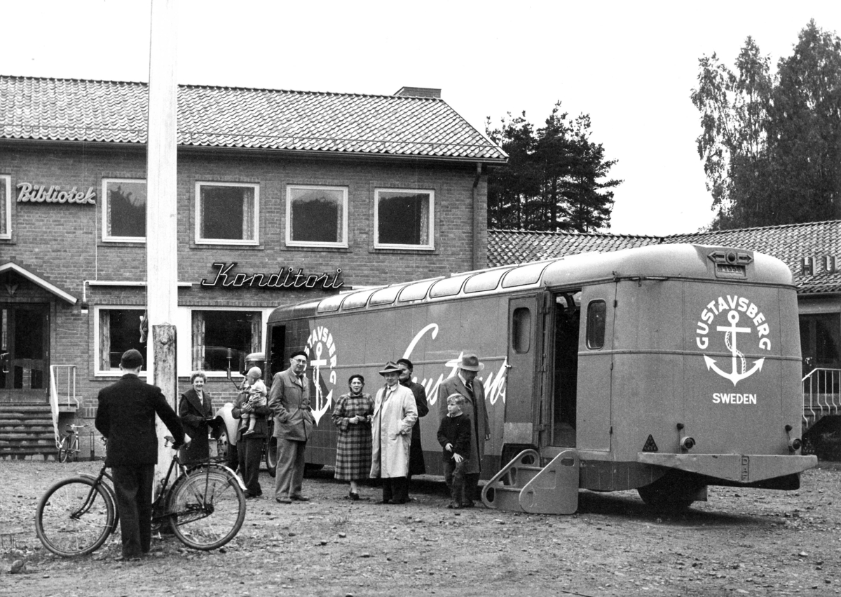 "Porslinsbussen" från Gustavsberg parkerad utan för Folkets Hus i Ljungaverk, Ånge kommun.