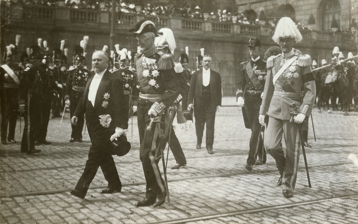 Text i fotoalbum: ”H Maj:t Konungen mottager Franska Republikens President Mr. Poincaré den 25. juli 1914.”