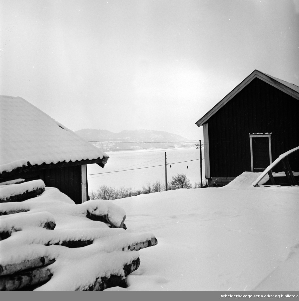 Maridalen: Gården Nes ved Maridalsvannet. Desember 1958