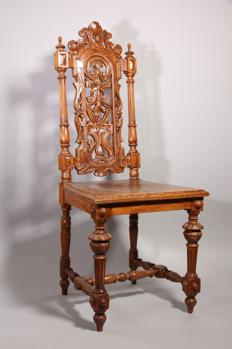 Matsalsstol, 2 st, av betsad ek. Nyrenässans stil med profilsvarvade ben och rygg i genombrutet arbete. Sitsen har ett pressat mönster föreställande en maskaron.