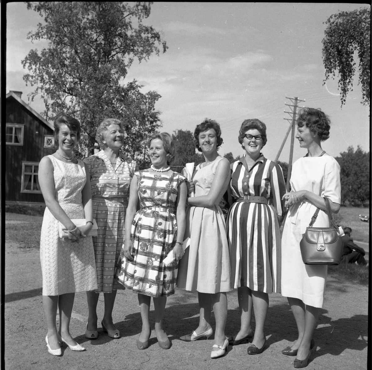 Skolträff i Reaby 1962. Sex kvinnor uppställda på skolgården. Från vänster: Ulla Fredriksson, Anna-Lisa Lundin, okänd, Maj Haag, Siv Andersson samt Britt Helmer.