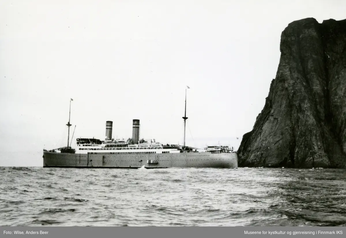 D/S "Stavangerfjord" seiler forbi Nordkappklippen. Sommeren 1925. (Originalnegativet eies av Norsk Folkemuseum, W 26903*A)