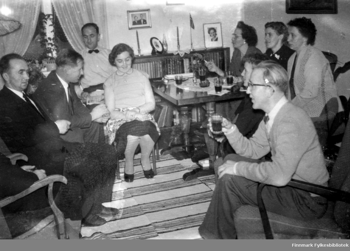 Familien er igjen samlet. Familiealbum tilhørende familien Klemetsen. Utlånt av Trygve Klemetsen. Periode: 1930-1960.