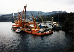 Dykkerfarkosten Nutec Fjordbase ankret opp ved kaien til Nut