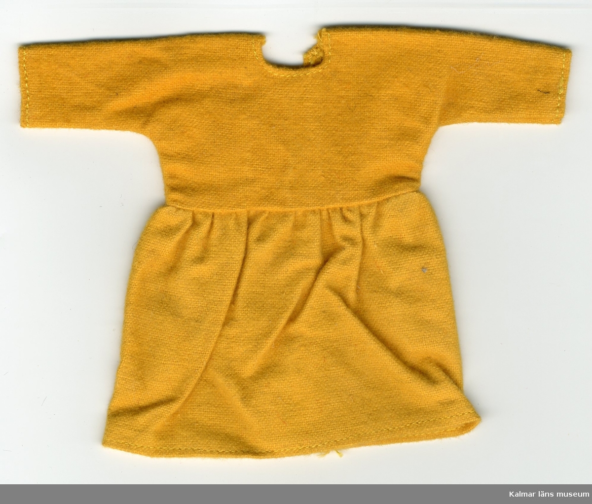 KLM 28082:102. Dockklänning, dam, av textil, bomull. Del av dräkt, består av klänning, gul. Nationaldräkt från: Dalarna.