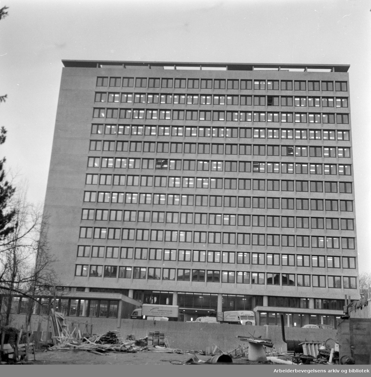 Norsk Hydros nye administrasjonsbygning i Bygdøy Allé.Desember 1960