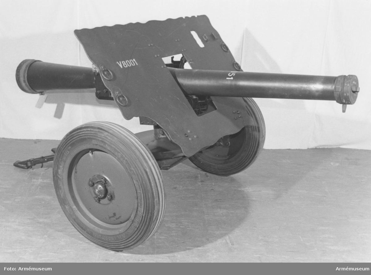 Infanterikanon m/1945, bestående av: 
1 infanterikanon, 2 mynningsfodral av läder.
Vikt med utrustning: 535 kg.
Vikt med bakstycke: 205 kg.
Eldrörslängd: 1480 mm. 
Största skottv: 6500 m. 

Milregnr: 2500 (v 001)( 8051). Eldrör märkt m tre kronor "NS" och Gustav V:s namnchiffer, (5700-4745-B9).