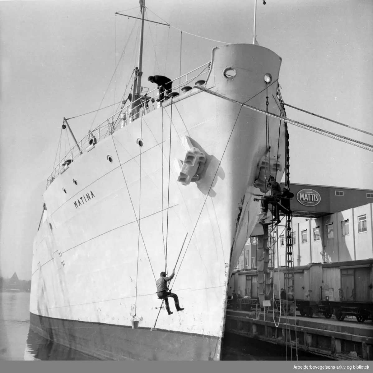 Havna. Maling av skip. "Matima" blir malt. Mars 1960