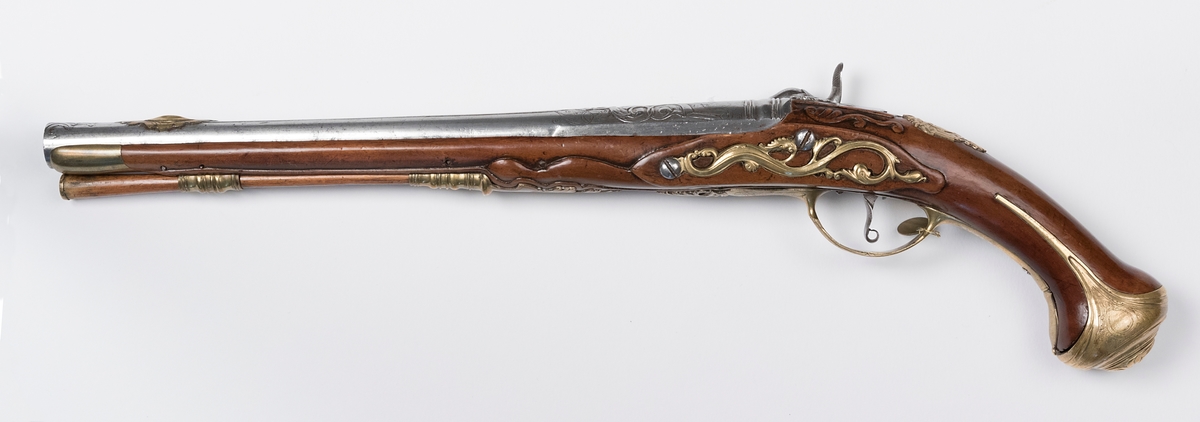 Pistol, ombyggd från flintlåspistol till slaglåspistol, signerad "S Åberg". Total längd 53 cm, pipans längd 35,5 cm, slätborrad. Beslag av mässing. Kaliber 13 mm. Försedd med påhängd mässingsbricka märkt "17".