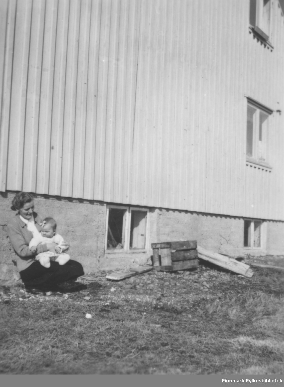 Gerd og Solveig. Familiealbum tilhørende familien Klemetsen. Utlånt av Trygve Klemetsen. Periode: 1930-1960.