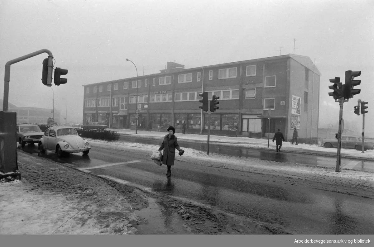 Grenseveien. Krysset Grenseveien / Lillebergveien..Desember 1974