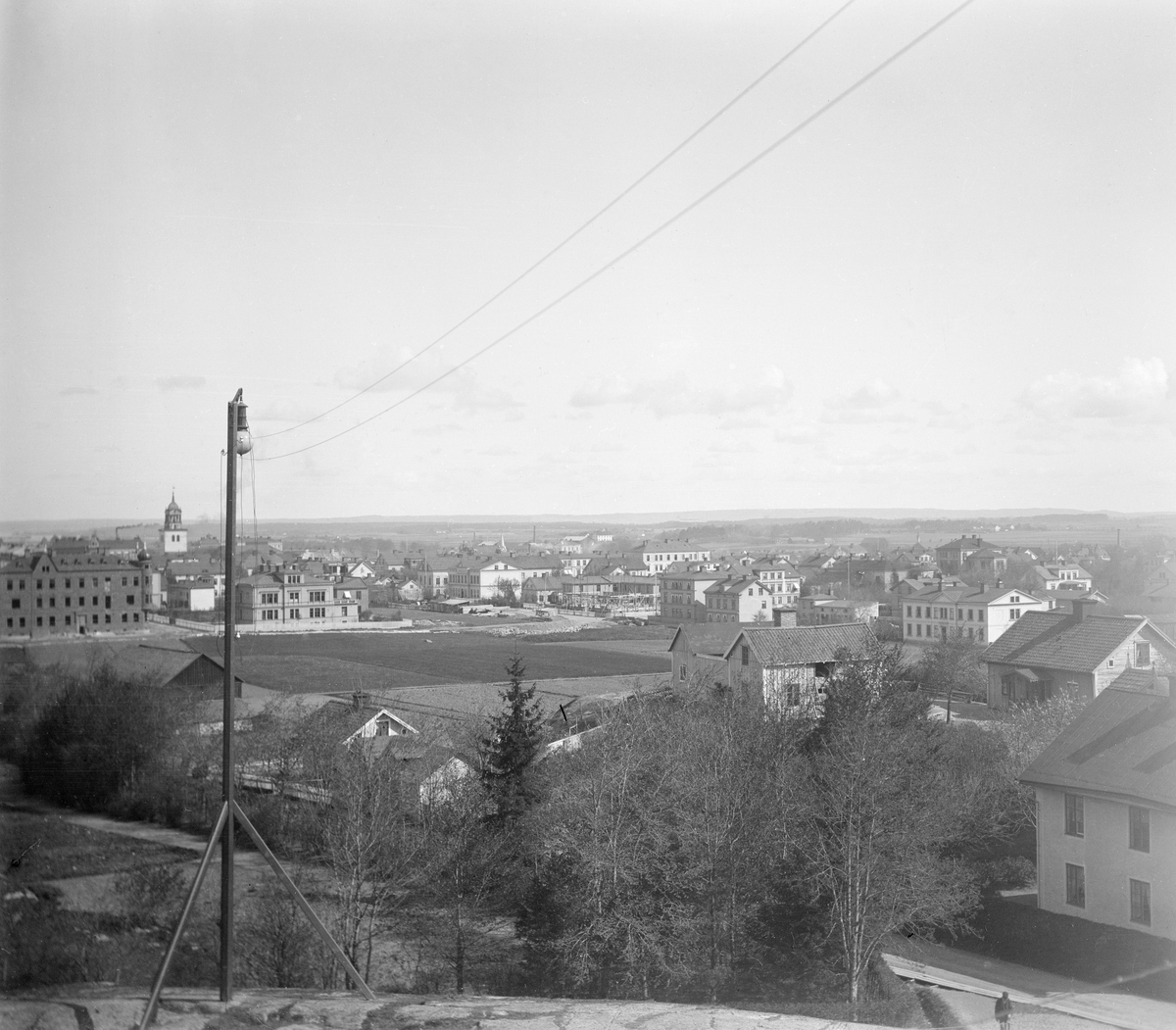 Utsikt över Linköping. Vy mot nordost. Bilden kan dateras till 1896 genom uppförandet av Linnégatan 25 som ses till vänster. På grund av defekter är bilden beskuren.