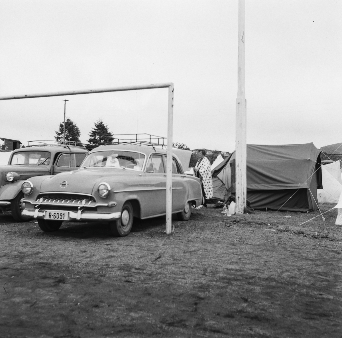 Med bil og telt på campingtur.
