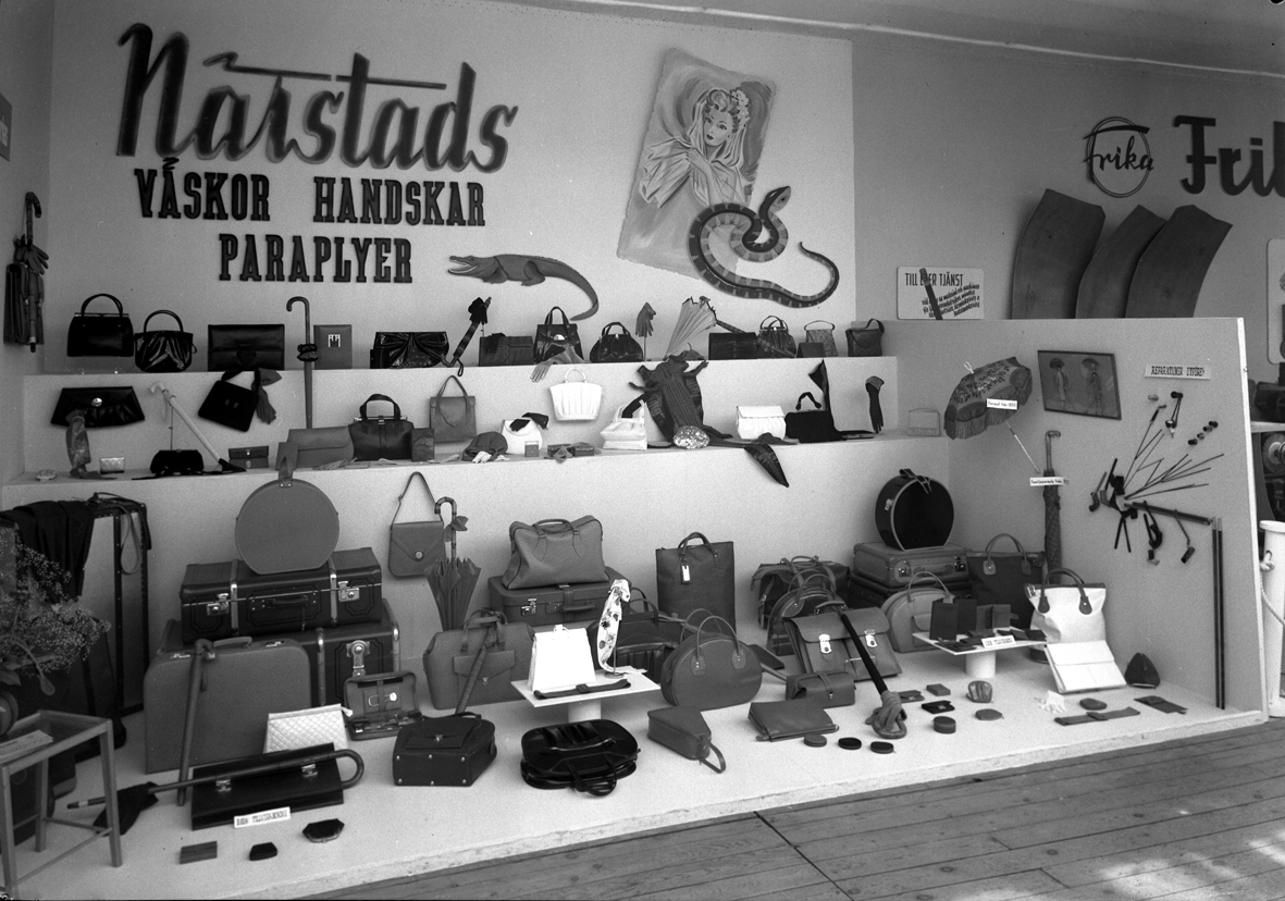 Hantverksutställningen 1947 i Kalmar. Paviljongen för Närstads Väsk- och Handskaffär, Larmgatan Kalmar.