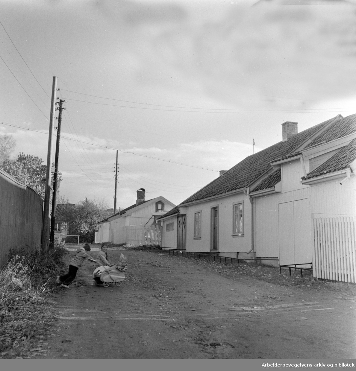 Fridtjovs gate. Vålerenga. Barn leker. November 1957