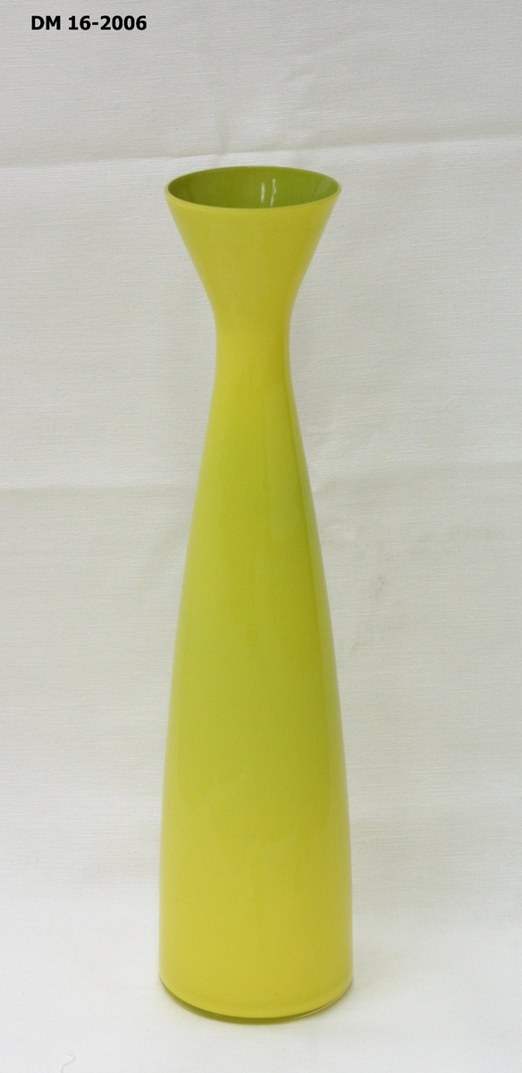 Smal vase i gulfarvet glass. Gulgrønn på innsiden.