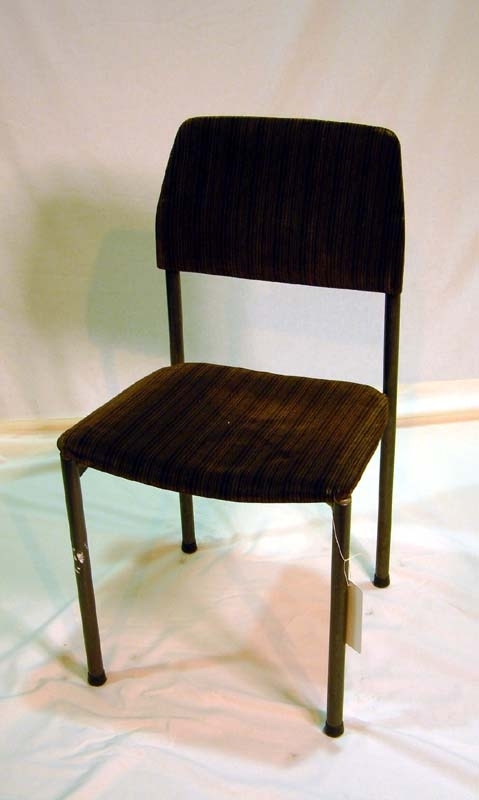 Stolsunderrede av grålackerade stålrör: korslagda rör under sitsen, ryggstöd och fyra släta, raka ben. Stoppad sits och ryggtavla, klädda med brun plyschtextil med tunna svarta och ljusbruna ränder. Längst ned på varje stolsben stolstassar av grå plast. Sitsens undersida av trä. Jämför Jvm 19006, 19007, 19008. 
   Enligt uppgift kallas den textil som stolen är klädd med för Mokett, modifierad acryl och tillverkningstekniken är plyschvävt.
      Stolen har funnits i en så kallad RB-vagn som fanns i varianterna RB2, RB3 osv. Det var ombyggda, äldre personvagnar och gjordes 1965-1968.