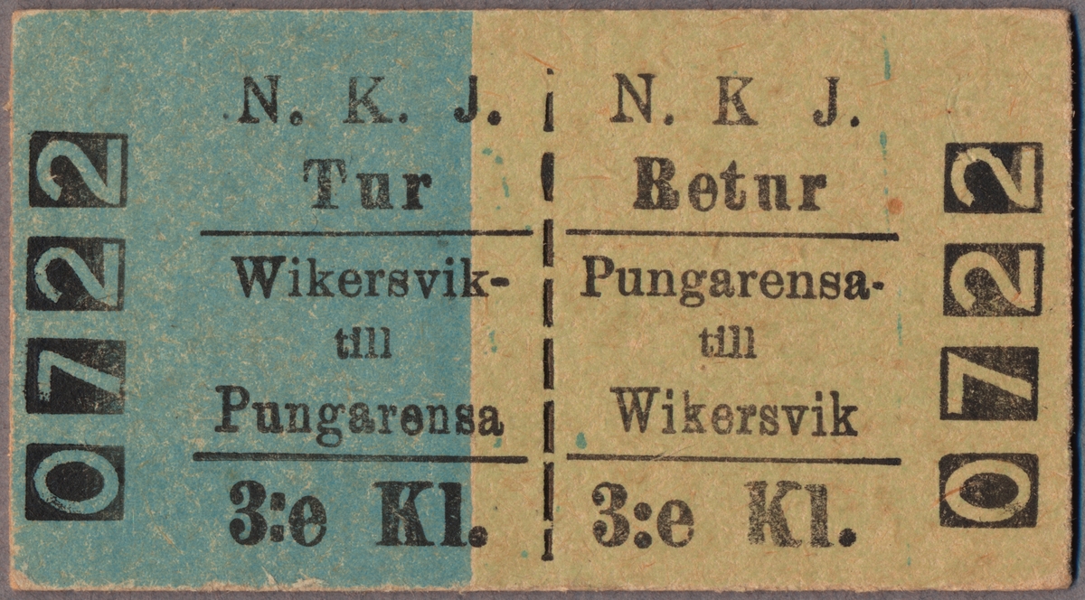 Tvåfärgad, ljus/mörkgrön Edmonsonsk biljett av kartong med följande tryckta text:
"N. K. J. Tur Wikersvik- till Pungarensa 3:e.Kl.",
"N. K. J. Retur Pungarensa- till Wikersvik 3:e Kl.".
Texten är tryckt på biljettens långsida. Färgtrycket på biljetten bryter inte av i mitten längsmed den linje som är markerad, som är tänkt för att dela upp biljetten. På så vis är biljetten uppdelad som en "Tur" biljett och en "Retur" biljett. På båda kortsidorna står biljettnumret "0722".