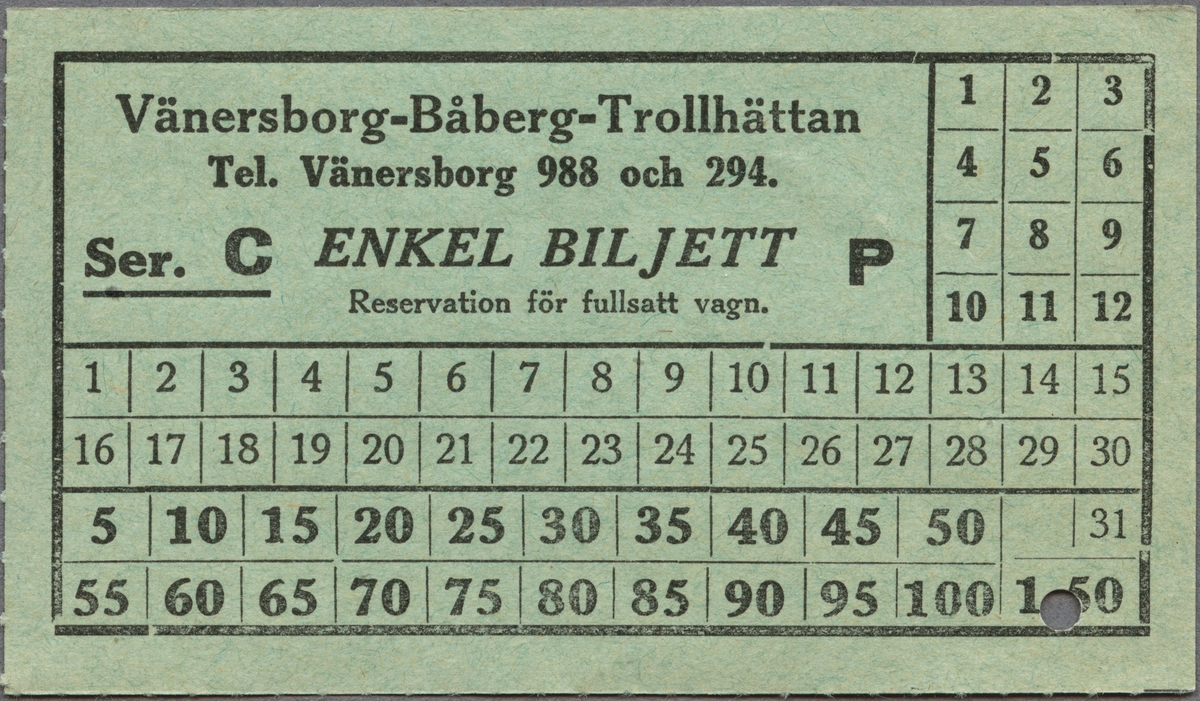 Grön enkelbiljett av papper med tryckt text i svart:
"Vänersborg-Båberg-Trollhättan
Tel. Vänersborg 988 och 294
ENKEL BILJETT Reservation för fullsatt vagn."
På höger sida finns ett skrivfält med de tryckta siffrorna 1-12 i tre kolumner. På mitten i två rader står siffrorna 1-31. Nertill på biljetten finns ytterligare skrivfält med siffrorna 5 10 15 osv till och med 100. Längst till höger i nederkant står det tryckt 150 och där finns också ett hål efter biljettång.Biljetten har en svart ram och alla siffror står tryckta i rutfält.