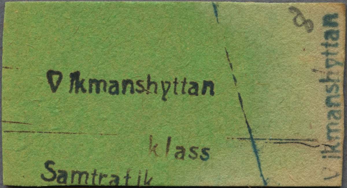Två Edmonsonska biljetter, en grön och en brun med tryckt text i svart: 
"Vikmanshyttan klass Samtrafik".
Biljetterna har texten tryckt på långsidorna. Ett snett streck delar biljetterna till höger, där endast resvägen är tryckt och siffrorna "7", på den bruna biljetten och "8" på den gröna är handskrivna med blyerts längst ut på kortsidorna. Den gröna biljetten har nitton dubbletter som är märkta med siffrorna 1-20 och den bruna har tolv dubbletter märkta med siffrorna 1 samt 3-14 handskrivna med blyerts. Den gröna  biljetten har blekts på grund av fuktskada.