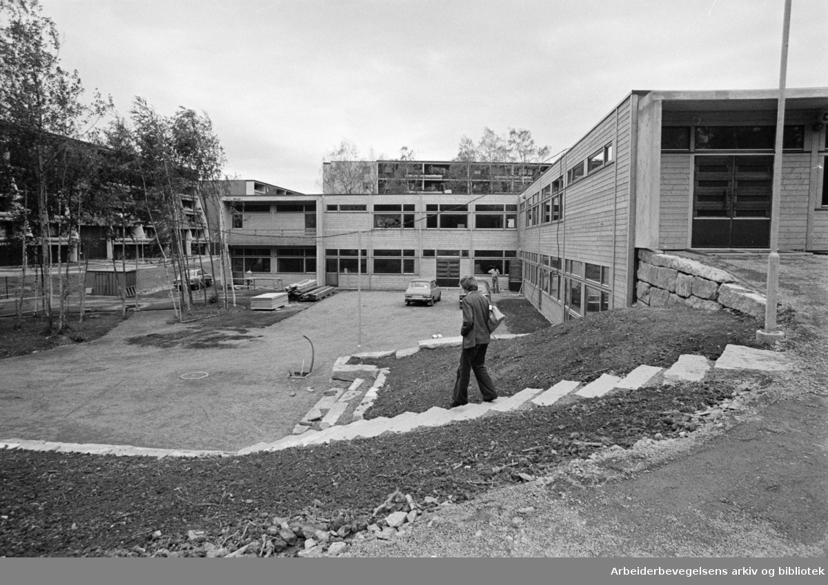 Fossum - Stovner. Fossumberget skole. August 1976