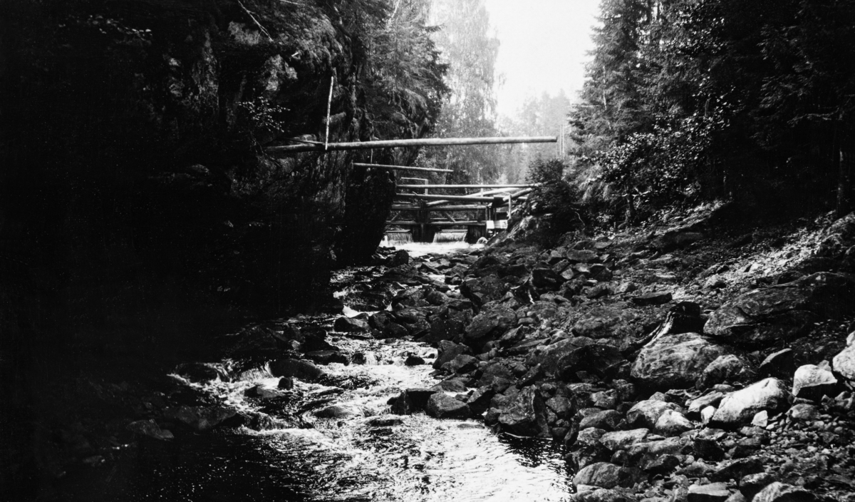 Skjølåfossen med sluseport nummer 10 i Soot-kanalen i Eidskog i Hedmark.  Opphavsmannen til dette anlegget, Engebret Soot, gav slusekamrene navn, i de fleste tilfeller etter personer som var kreditorer da kanalen ble bygd.  Denne slusa ble kalt «Peder Anker». Steinstjern i bakgrunnen