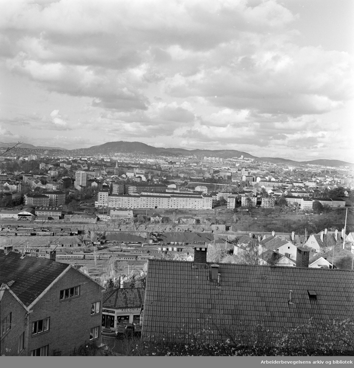Ekeberg. Utsikt fra Ekeberg. Blokken nede til venstre er Ekebergveien 37. Blokken til høyre er nr. 41. Kolonialbutikken mellom blokkene er Svingen 2. Oktober 1961