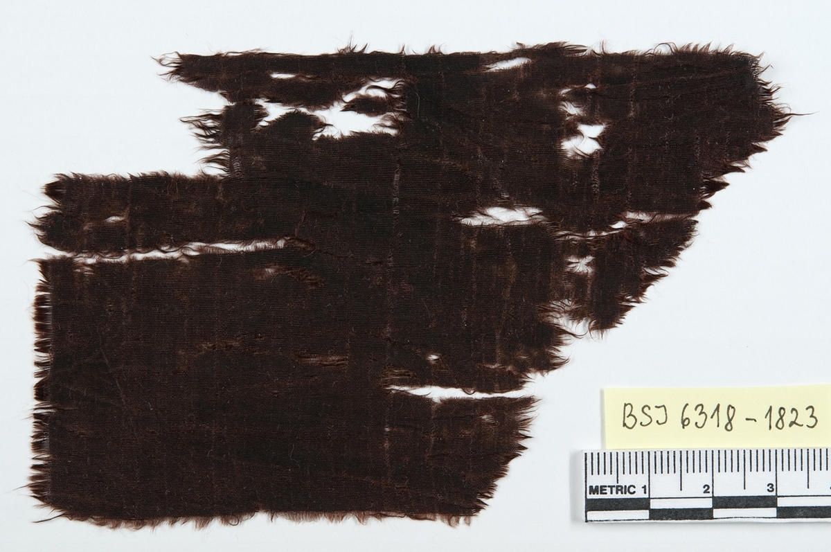 Vevd tekstilfragment funnet i Vågen i Bergen.
