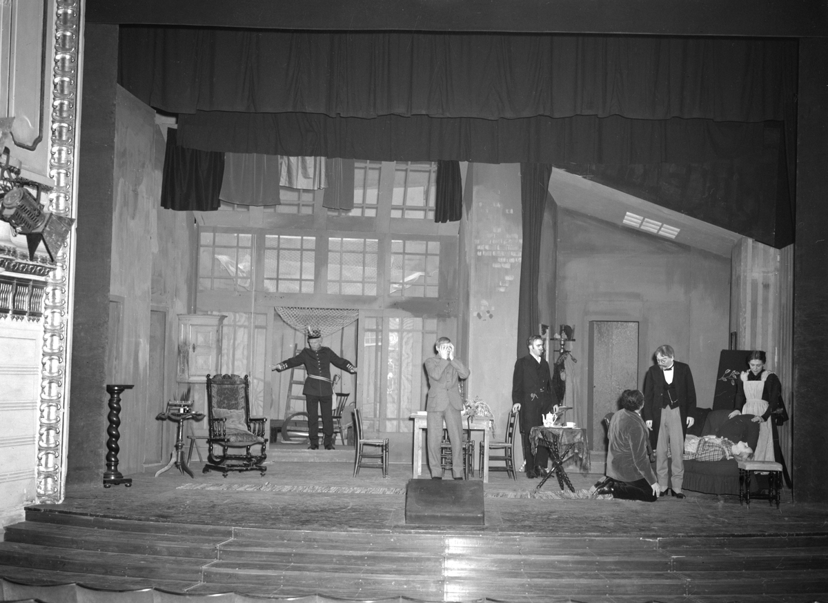 Ögonblicksbild från framförandet av Henrik Ibsens Vildanden på Linköpings teater 1953. I rollerna sågs bland andra Ulf Palme, Margareth Weivers , Olof Thunberg och Bertil Norström.