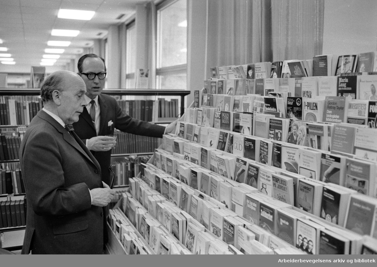 Deichmanske Bibliotek: Filial på Årvoll. Ordfører Brynjulf Bull (t.v.) og biblioteksjef Hans Fløgstad. Interiører. Januar 1970