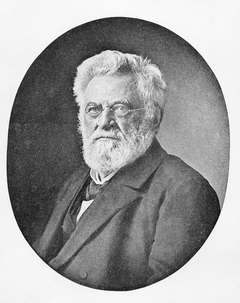 Portrett av den forstlige jordsmonn- og vekstklimaeksperten Wilhelm Ferdinand Ernst Ebermayer (1829-1908).  Det dreier seg om en litografisk gjengivelse av et fotografi, som viser Ernst Ebermayer, kledd i mørk dressjakke med kvit skjorte med svart tversoversløyfe i halsen.  Da dette fotografiet ble tatt hadde Ebermayer grålig helskjegg og hår som var gredd fra venstre mot høyre, litt tynt på den fremre delen av skallen.  Han hadde metallinnfattete briller.  Fotografiet som ligger til grunn for dette bildet er åpenbart tatt i et studio.  Vi ser skuldrene og hodet til Ebermayer mot en grålig bakgrunn. 

Den forstlige jordsmonn- og vekstklimaeksperten Wilhelm Ferdinand Ernst Ebermayer (1829-1908) ble oftest omtalt som Ernst Ebermayer.  Som ung studerte han kjemi og naturhistorie i München.  Der satt han blant annet under kateteret til Justus von Liebig, kjent som en av tidenes bestydeligste pedagoger innen kjemien, og for å ha oppdaget nitrogenets betydning som plantenæringsstoff.  Ebelmayer markerte seg som en evnerik ung mann, og etter endte studier fikk han raskt en stilling landbruksskole.  Mens han var der fullførte han doktorgradsarbeidet sitt.  I 1858 ble han ansatt ved det kjente forstakademiet i Aschaffenburg, hvor han etter tre år ble forfremmet til professor.  I denne stillingen utviklet han planer for et skogfaglig forsøksvesen, der man ved hjelp av moderne forskingsmetoder fra fysikken og kjemien skulle finne svarene på de naturvitenskapelige spørsmålene som knyttet seg til det rasjonelle skogbruket.  Inspirert av sin lærer Justus von Liebig orienterte han seg særlig mot den vekstfaktoren jordsmonnet er.  Han analyserte kjemien i humus og skogstrø, og studerte effekter på trærnes vekst.  Ebermayer satte også i gang omfattende meteorologiske undersøkelser i ulike typer skog.  Ebermayer formidlet observasjonene og fortolkningene sine i ei lita bok med tittelen «Die physikalischen Einwiklungen des Waldes af Luft und Boden» (1873).  Seinere begynte han også på et større arbeid om det naturfaglige grunnlaget for jord- og skogbruket (Naturgezetsliche Grundlagen des Wald-und Ackerbaus»), men han fullførte bare ett bind i dette, som var planlagt som en bokserie.  Ebermayers undersøkelsesmetodikk ble forbilder for liknende analyser i flere andre land, blant annet i Preussen, Østerrike, Sveits og Sverige.  Pionerinnsatsen til Ebermayer på det forstklimatiske fagfeltet førte til at han ble karakterisert som «Vater der Forstmeteorologie» (forstmeteorologiens far). 

En innrammet versjon av dette portrettet er registrert i Norsk Skogmuseums samling som gjenstand under nummeret SJF. 13540. 