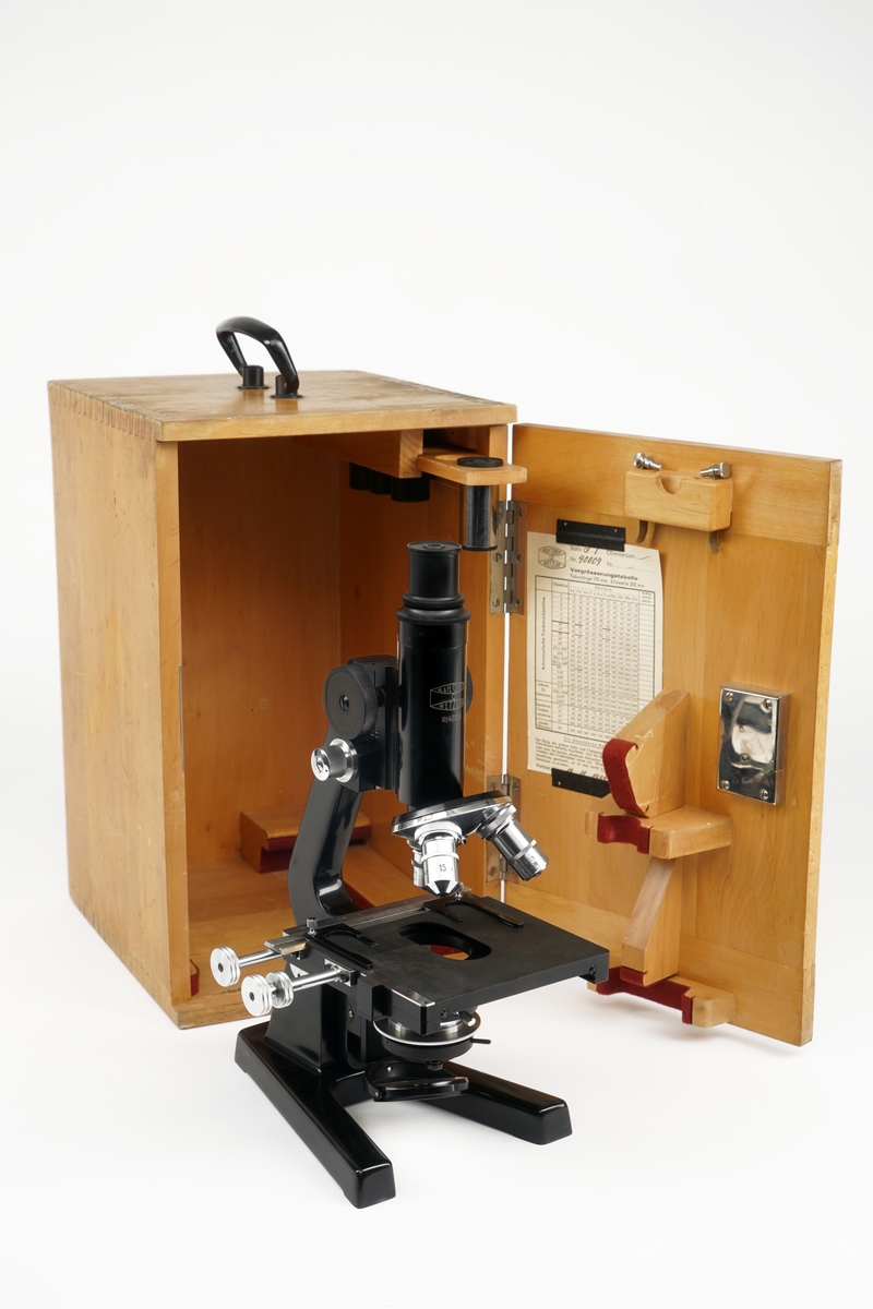 Trekasse med dør, håndtak og lås med nøkkel, inneholdende mikroskop med div utstyr