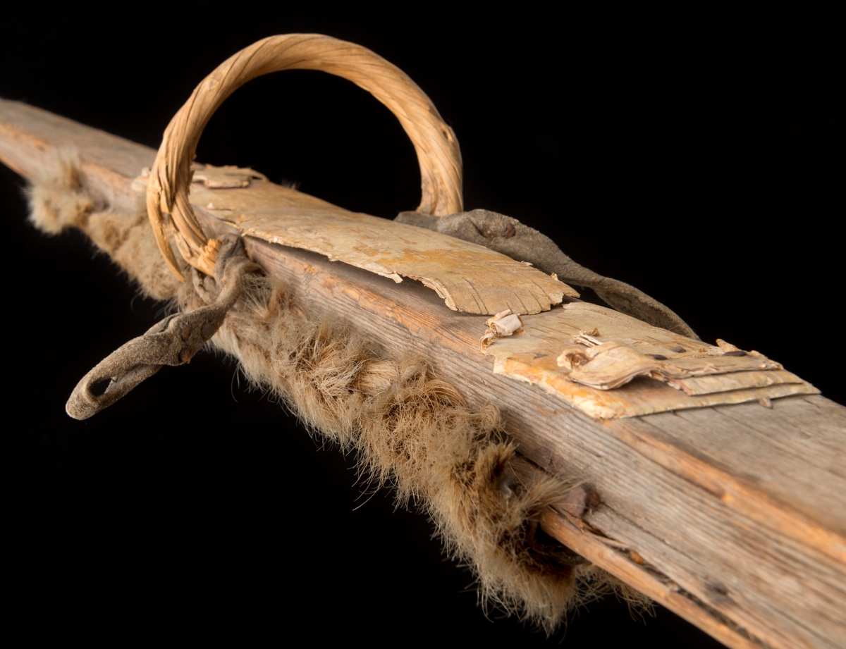 Detalj fra kortski – også kalt «andor» - i Norsk Skogmuseums samling (SJF.03500).  Denne skia ble innlemmet i museets samling i 1972 som en gave fra daværende kontaktmann i Trysil, Trygve Åsheim (1893-1975).  Det er grunn til å anta at den er fra giverens hjembygd.    Dette eksemplaret er lagd av tettvokst furumateriale.  Skia er 199 centimeter lang og den har binding med vidjetåband som er tredd gjennom et hull i den midtre, tjukkeste delen.  Til tåbandet er det bundet lærreimer, som ble bundet bak skohælen for å forebygge at skia løsnet under bruk.  Under skias midtparti er det festet et cirka 50 centimeter langt skinnstykke, som skulle sikre godt feste.  På oversida er den flata som skulle være underlag for skiløperens skosåle forsterket med bjørkenever.  

I Østerdalsregionen og også ellers i mange skandinaviske innlandsbygder var det fra gammelt av vanlig å bruke ski av ulik lengde.  Langskia kunne være om lag tre meter lang.  Den ble brukt under venstre fot, og var først og fremst ei gliski.  Kortskia eller andoren ble altså brukt på høyre fot, og den var utstyrt med et skinnstykke som gav godt feste, fraspark uten glipp.  Den ble følgelig også kalt for «sparkeski».  I Trysil og Engerdal skal gamle folk ha fortsatt å bruke slike ski et stykke inn på 1900-tallet.  Skitypen er også beskrevet i Axel Smiths «Beskrivelse over Tryssilds Præstegjeld» fra 1784 (se fanen «Opplysninger»).