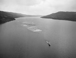 Flyfotografi av slepebåten «Storsjø» på innsjøen  i Rendalen