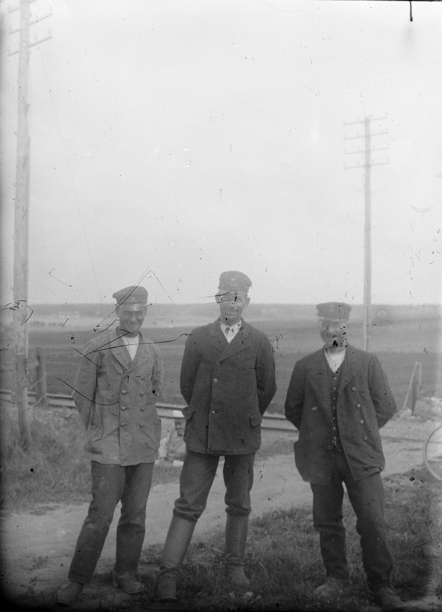 Arbetare vid järnväg och ledningsstolpar, Altuna socken, Uppland i början av 1900-talet