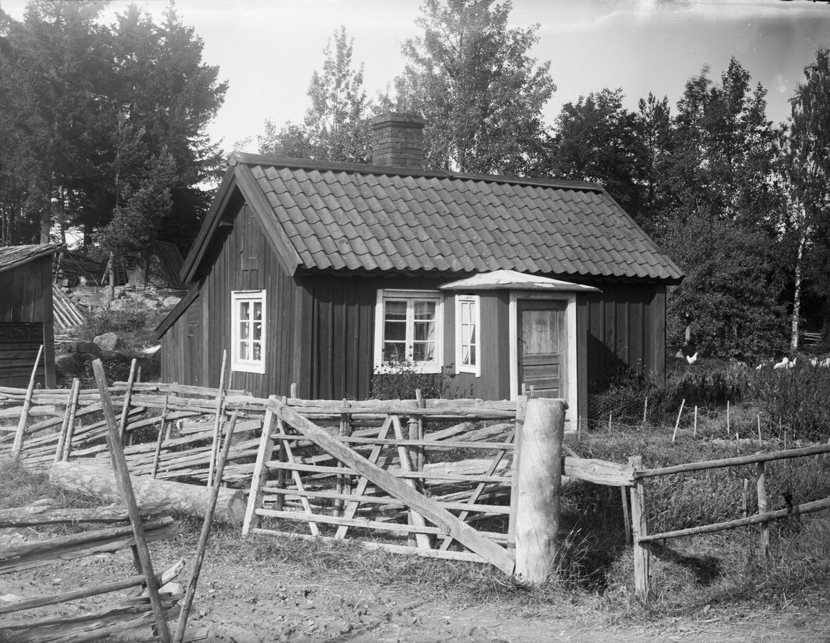 "En liten stuga på Albäcks Plogarna", Simtuna socken, Uppland 1921